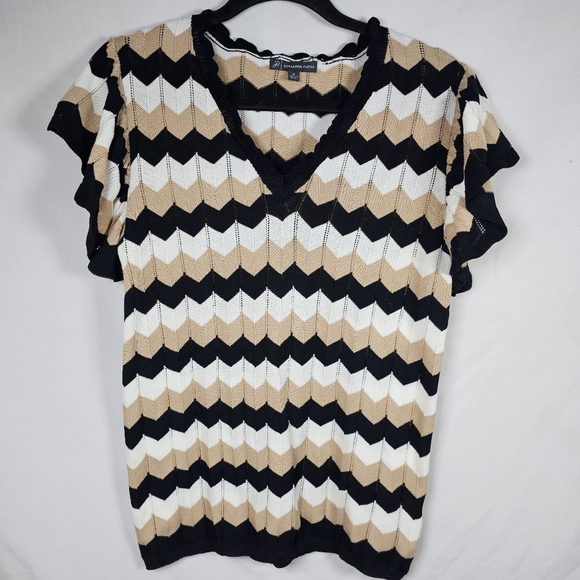 Adrianna Papell Tops - Adrianna Papell‎ Black and White Graphic V- Neck Blouse